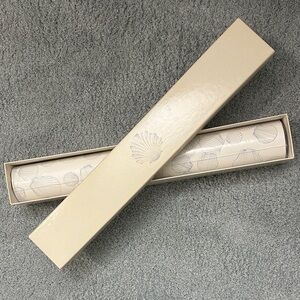 White Linen by Estée Lauder Scented Lining Paper for Drawers and Shelves.